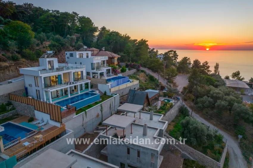 4+1-Zimmer Einfamilienhaus Zu verkaufen in Faralya Bz. Fethiye - 500 m²