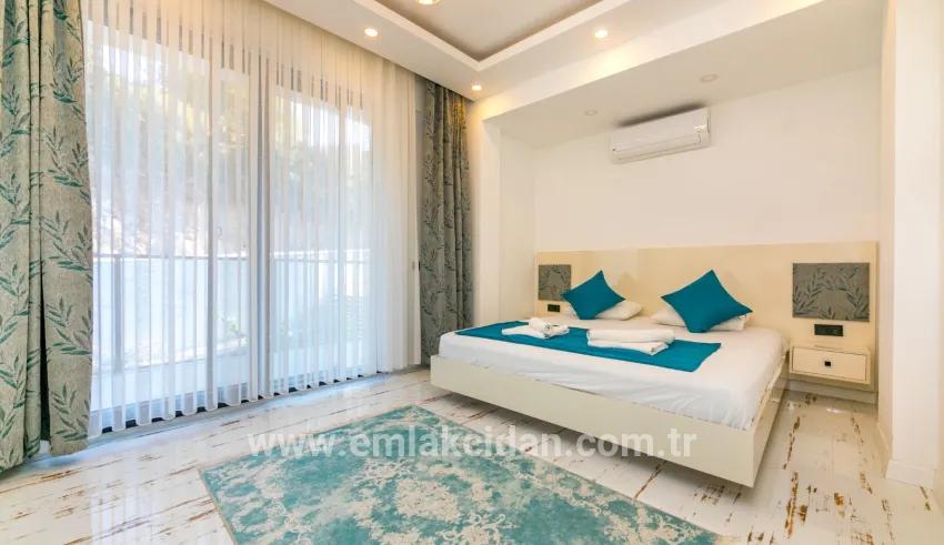 4+1-Zimmer Einfamilienhaus Zu verkaufen in Faralya Bz. Fethiye - 500 m²