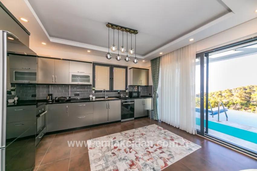 4+1-Zimmer Einfamilienhaus Zu verkaufen in Faralya Bz. Fethiye - 500 m²