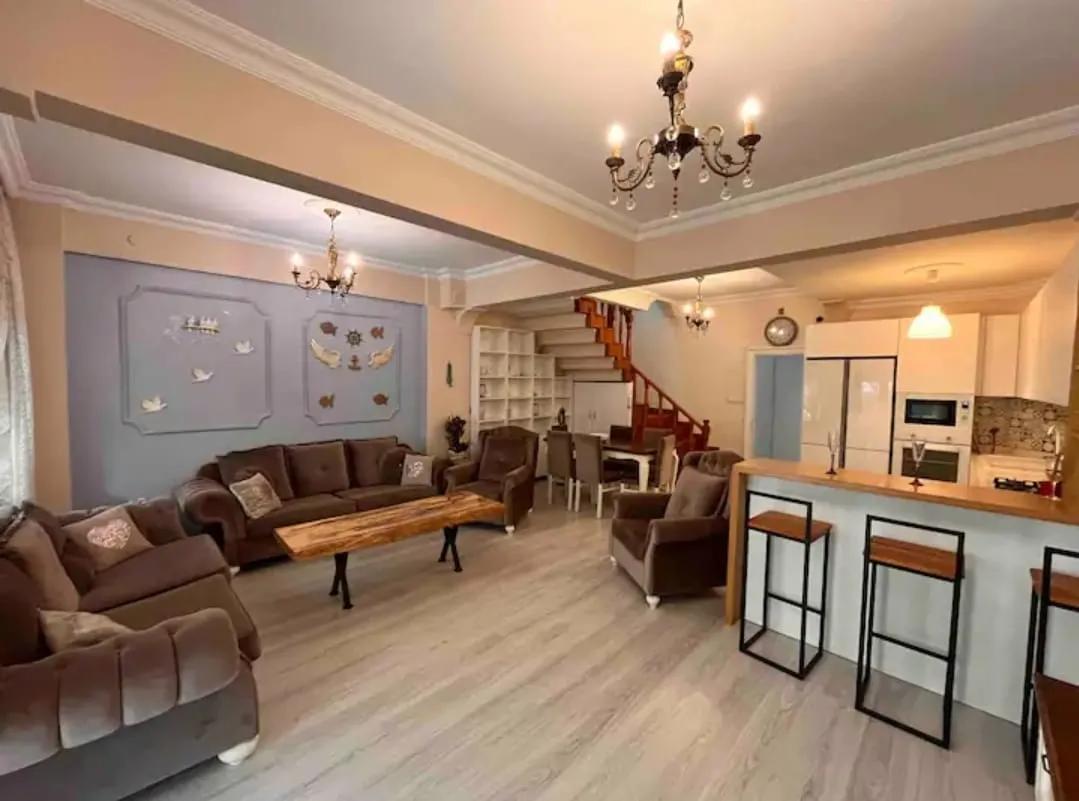 Close To The Coastline Garden 2+1 Floor Ownership For Sale Apartment – Çildır Neighbourhood
