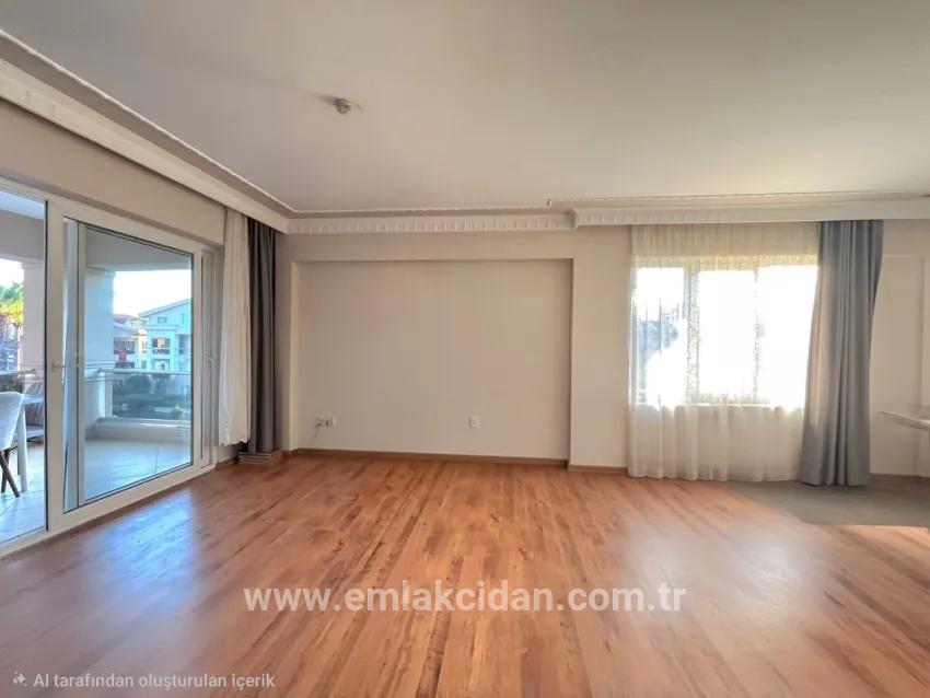 Marmaris'in en prestijli sitesinde satılık 3+1 Üst dubleks daire