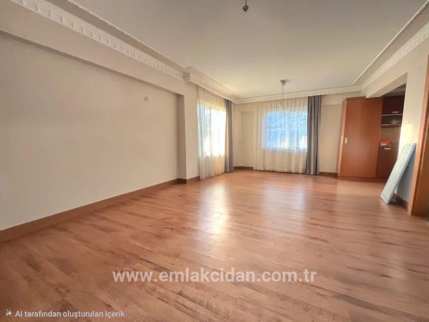 Marmaris'in en prestijli sitesinde satılık 3+1 Üst dubleks daire
