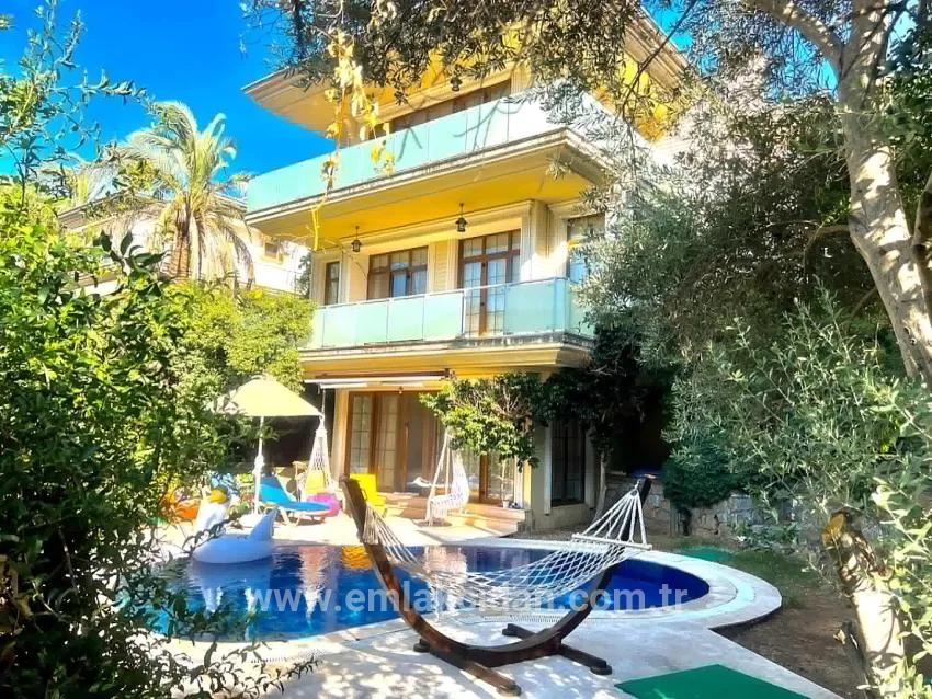 Marmaris Armutalan Mah. Satılık 4+2 Müstakil ev - 970 m²