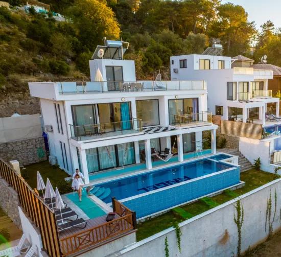 Faralya'da deniz manzaralı muhteşem bir villa