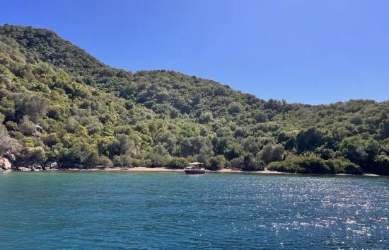 Marmaris cennet adasında satılık 2000 m2 köy