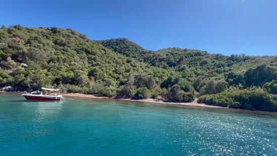 Marmaris cennet adasında satılık 2000 m2 köy