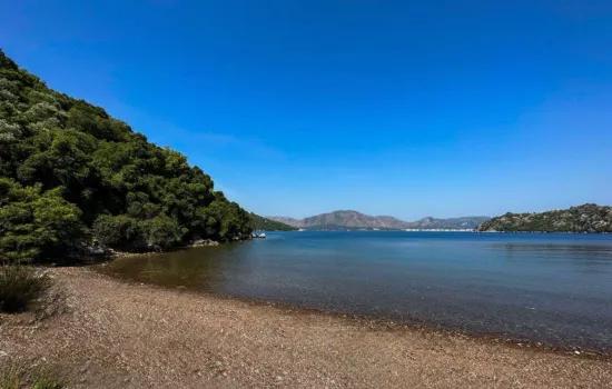 Marmaris Orhaniye mahallesinde 6000 m2 Özel İskelesi mevcut satılık koy