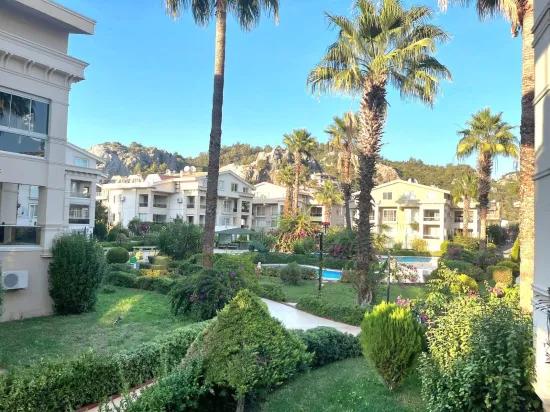 Marmaris'in en prestijli sitesinde satılık 3+1 Üst dubleks daire