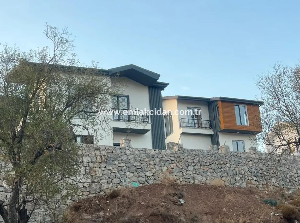 Marmaris Bozburun Mahallesinde Deniz Manzaralı Tam Müstakil Bahçeli Otoparklı Satılık Villa