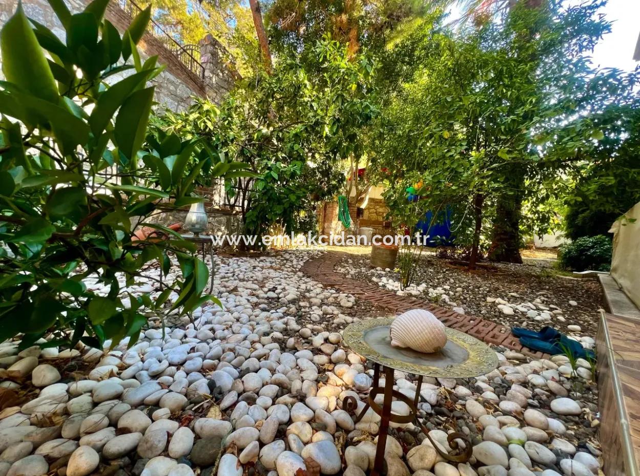 Marmaris Armutalan Mevkiisinde 900M2 Arsa Payı Mevcut 4 Oda 2 Salon 5 Banyo 450M2 Satılık Konak