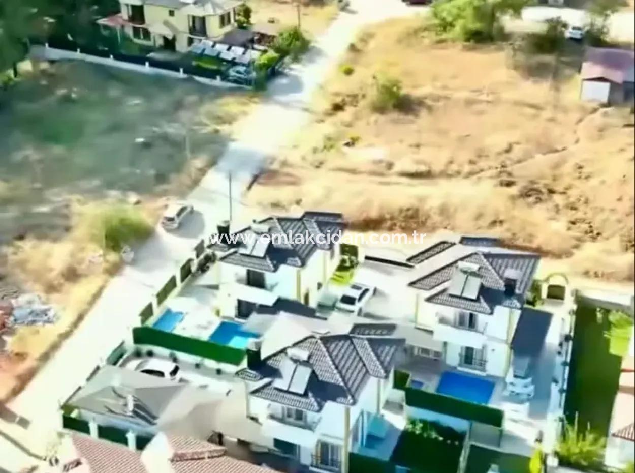 Marmaris Çetibeli,Nde 780M2 Arsa İçerisinde 3 Adet Yüzme Havuzu Ve Çocuk Havuzu Ve Bakıcı Evi Mevcut  Satılık Villa