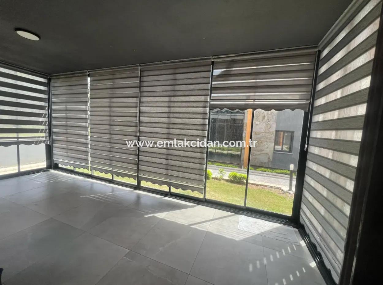 Marmaris Merkezinde Şık Site İçerisinde Giriş Kat Bahçeli Lüks 3 Oda 1 Salon Otoparklı Satılık Daire