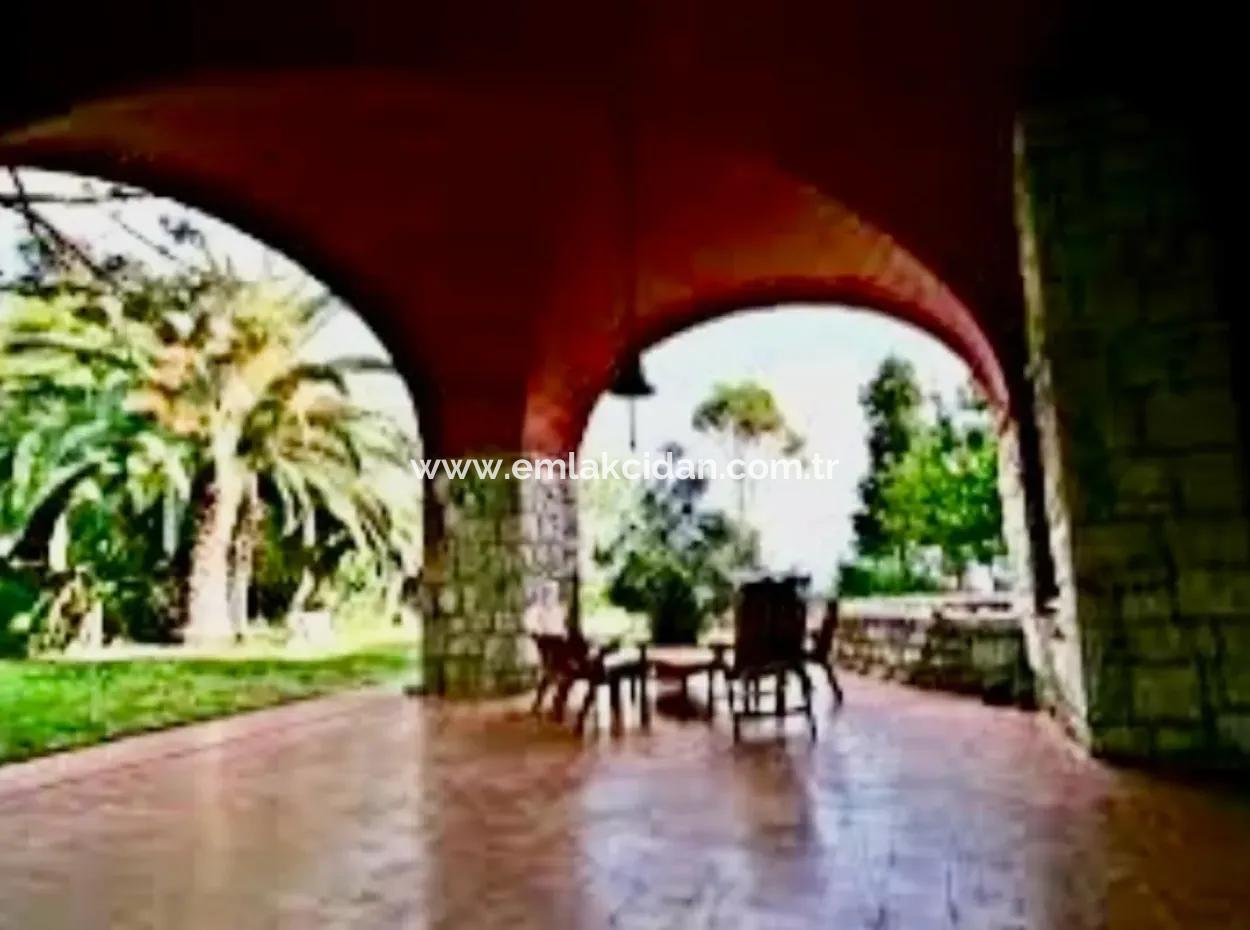 Marmaris Bölgesinde 81000M2  Satılık Ada 31000M2 Tapu İçerisinde Yasal Evi Bulunan Resmi Elektrik Su Mevcut Malikane