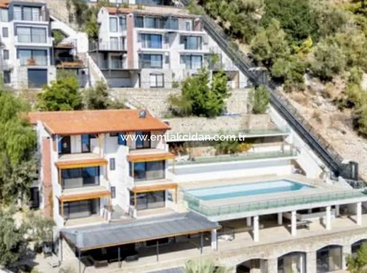 Emlakçıdan Marmaris Turunç Koyunda Deniz Manzaralı Satılık Butik Otel  Odalı