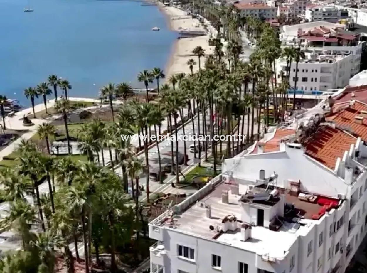 Marmaris Merkezde Denize Sıfır Muhteşem Bir Lokasyonda 2 Oda 1 Salon 106M2 Satılık Yalı Dairesi