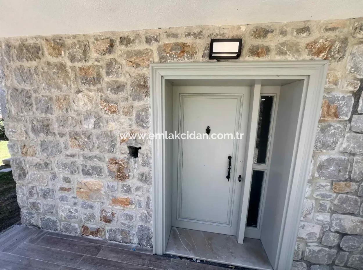 Marmaris İlçesi Selimiye Mahallesinde Muhteşem Deniz Manzaralı Yüzme Havuzlu 3 Oda 1 Salon 140M2 2 Adet Satılık Villa